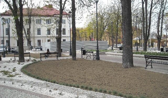 Nisko: Poprawki przy fontannie