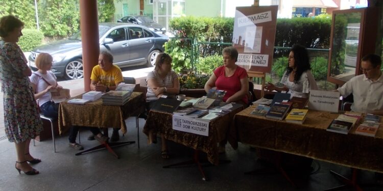Tarnobrzeg. Kiermasz Literatury Regionalnej w ramach Tygodnia Bibliotek.