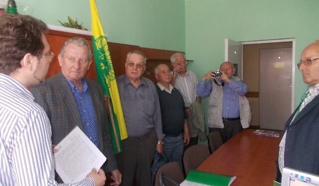 Tarnobrzeg. Działkowcy w biurze poselskim.