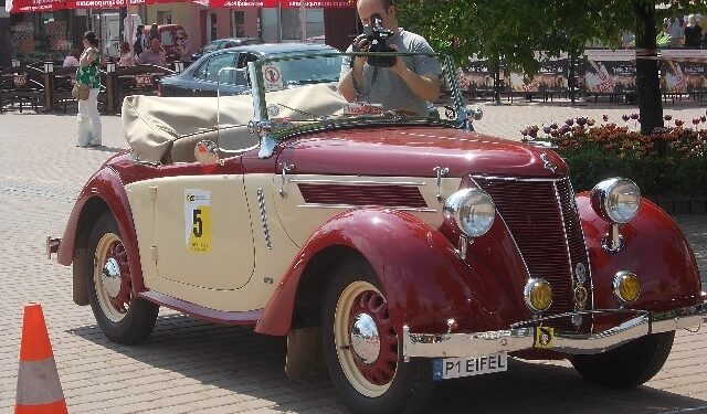 Tarnobrzeg. Zabytkowe auta na Placu Bartosza Głowackiego.