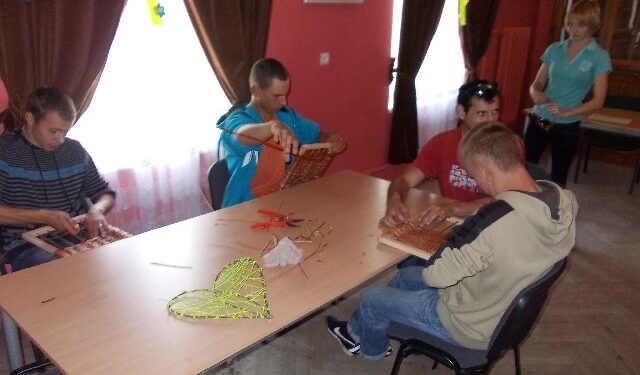 W Grębowie pletli obrazki z wikliny