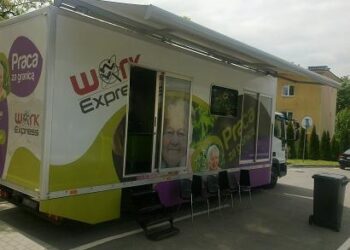 Mielec: Work Bus zaparkował pod Urzędem Pracy.