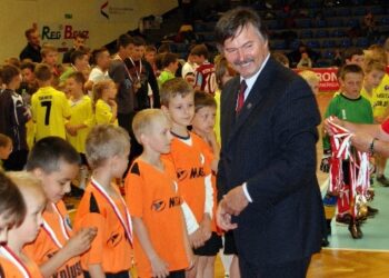 Blisko 300 młodych adeptów piłki nożnej zmierzyło się w hali mieleckiego MOSiR w turnieju z okazji Dnia Dziecka.