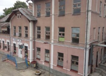 Samorząd Ostrowca Świętokrzyskiego chce przejąć od PKP budynek dworca kolejowego.