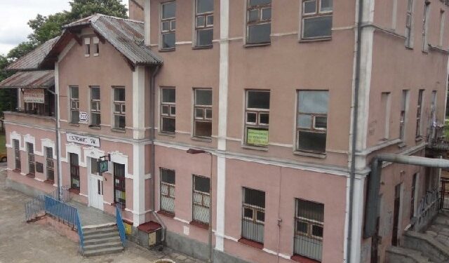 Samorząd Ostrowca Świętokrzyskiego chce przejąć od PKP budynek dworca kolejowego.
