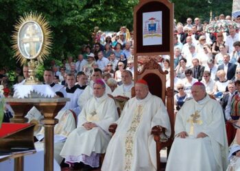 Sanktuarium na Świętym Krzyżu jest już oficjalnie Bazyliką Mniejszą.