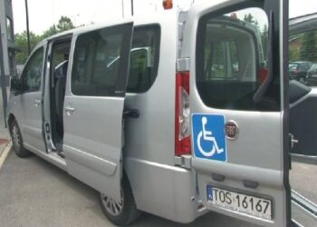 Samorząd Ostrowca Świętokrzyskiego zakupił nowego busa na potrzeby podopiecznych Miejskiego Ośrodka Pomocy Społecznej.