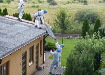 Mieszkańcy Ostrowca mogą pozyskać dofinansowanie do usunięcia poryć dachowych zawierających azbest.