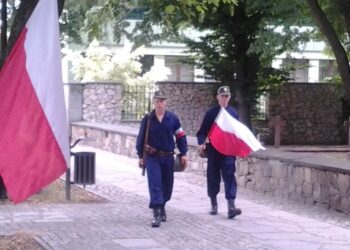 Sandomierz: Kilkadziesiąt osób wzięło udział w obchodach rocznicy wybuchu Powstania Warszawskiego zorganizowanych przez 'Strzelca'.