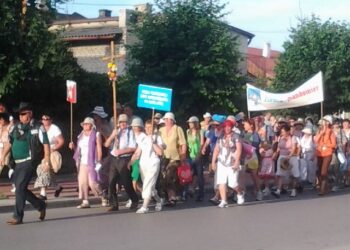 Około 400 osób wyruszyło z Sandomierza na Jasną Górę.