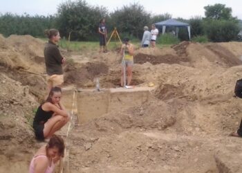 Ślady neolitycznej osady odkryli archeolodzy badający okolice kopca Kwacała w Złotej koło Sandomierza.