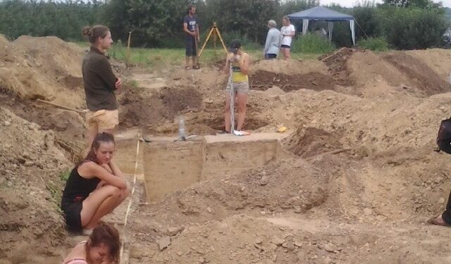 Ślady neolitycznej osady odkryli archeolodzy badający okolice kopca Kwacała w Złotej koło Sandomierza.