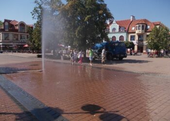 Tarnobrzeg. Kurtyna wodna schładza na Placu Bartosza Głowackiego.