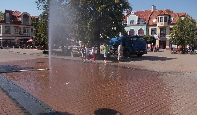 Tarnobrzeg. Kurtyna wodna schładza na Placu Bartosza Głowackiego.