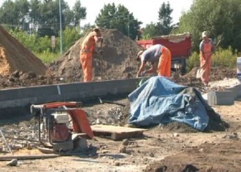 Ostrowiec Św.: Prace przy budowie ulicy Żurawiej.