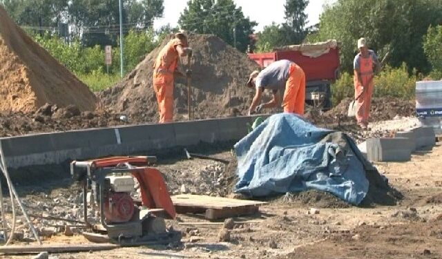 Ostrowiec Św.: Prace przy budowie ulicy Żurawiej.