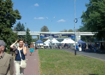 Mielec: Mielec skąpany słońcem i samolotami.
