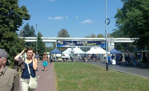 Mielec: Mielec skąpany słońcem i samolotami.