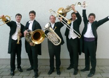 Stalowa Wola: 'Jezioro łabędzie' w klasztorze.