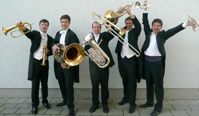 Stalowa Wola: 'Jezioro łabędzie' w klasztorze.