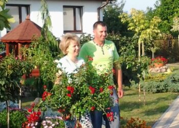 Monika i Rafał Kędziora z Rożek w gminie Obrazów zwyciężyli w powiatowym etapie konkursu 'Piękna i bezpieczna zagroda  przyjazna środowisku.