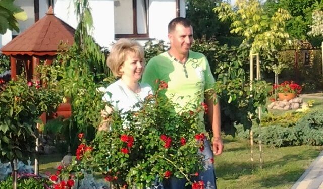 Monika i Rafał Kędziora z Rożek w gminie Obrazów zwyciężyli w powiatowym etapie konkursu 'Piękna i bezpieczna zagroda  przyjazna środowisku.