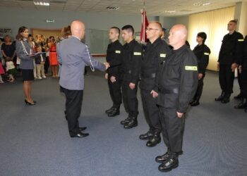 18 nowo przyjętych policjantów złożyło ślubowanie i rozpocznie służbę w świętokrzyskiej policji.