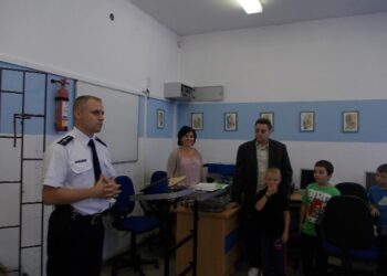 Tarnobrzeg. Pierwszoklasiści  ze Szkoły Podstawowej numer 9 poznawali zasady ruchu drogowego.