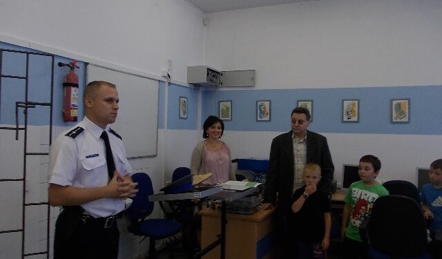 Tarnobrzeg. Pierwszoklasiści  ze Szkoły Podstawowej numer 9 poznawali zasady ruchu drogowego.