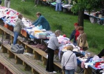 Coraz mniej kupców na mieleckim bazarze.