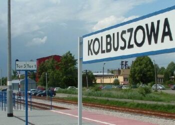 Problemy z widocznością na przejazdach kolejowych w Kolbuszowej.