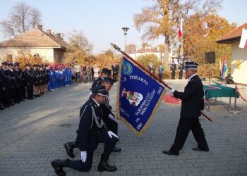 Sztandar, narzędzia oraz proporzec na jubileusz OSP Mokrzyszów