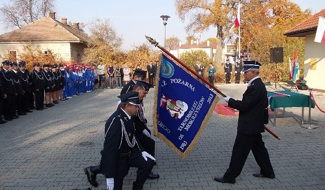 Sztandar, narzędzia oraz proporzec na jubileusz OSP Mokrzyszów