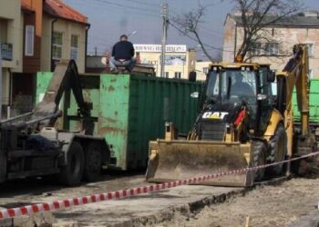W Mielcu remontują ulicę, budują chodniki.