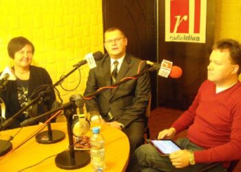 Poseł Renata Butyn, dyrektor ZSP nr3 w Stalowej Woli Paweł Ciołkosz, nauczyciel Paweł Boratyński