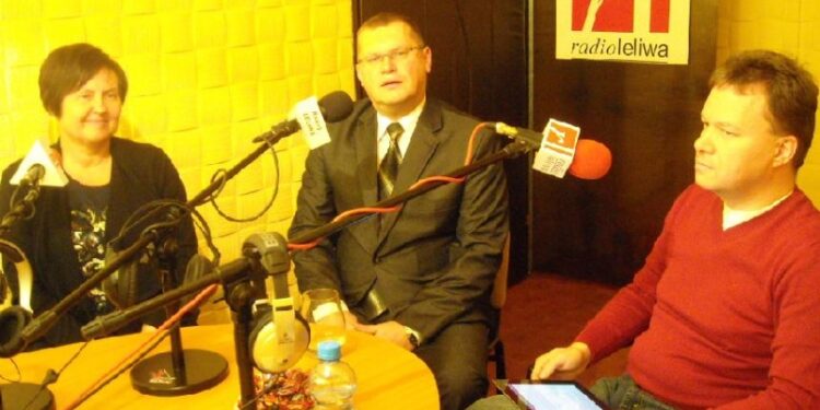 Poseł Renata Butyn, dyrektor ZSP nr3 w Stalowej Woli Paweł Ciołkosz, nauczyciel Paweł Boratyński