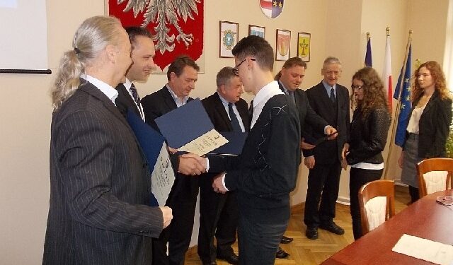 Stypendia dla uczniów z powiatu tarnobrzeskiego