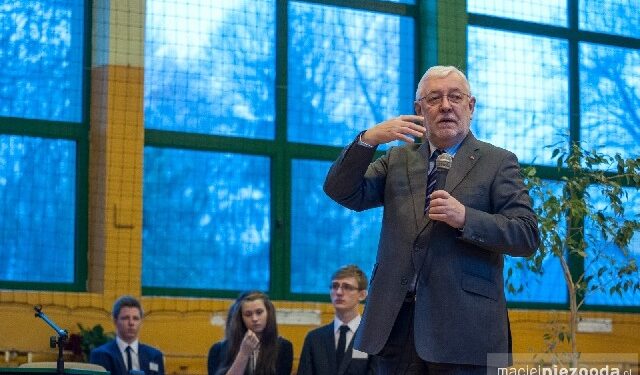 Sandomierz: Profesor Jerzy Stępień spotkał się z uczniami II Liceum Ogólnokształcącego