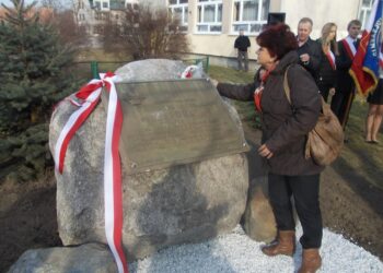 Tarnobrzeg. Tablica poświęcona Hieronimowi Dekutowskiemu zmieniła lokalizację.