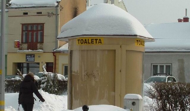 Mielec: Problem dewastowanych toalet samoobsługowych