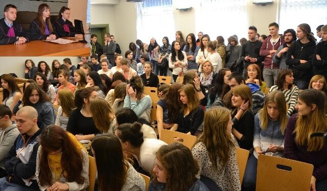Stalowa Wola: Licealiści zasiedli w sądowych ławach.
