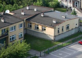 Cmolas: Ośrodek zdrowia podzielony na dwie części.