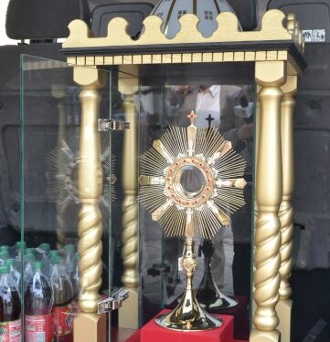 Tarnobrzeg. Z monstrancją do Papieża Franciszka.