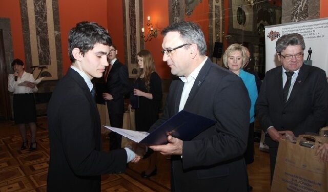 Świętokrzyskie: Stypendia dla najzdolniejszych