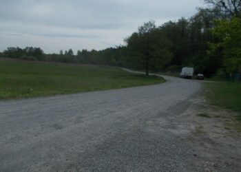 Tarnobrzeg. Ulica Borów. Trochę asfaltu, a trochę tłucznia.