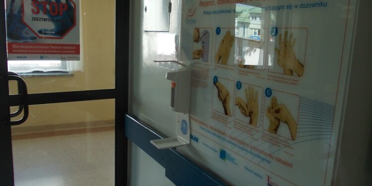 Tarnobrzeg. Odkażanie rąk zamiast obuwia ochronnego.