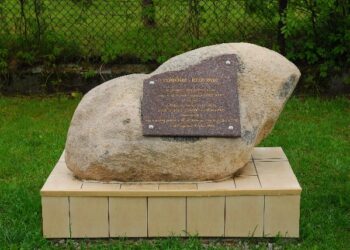 Tarnobrzeg: Obelisk w rocznicę powodzi