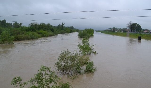 Mielec: Umacnianie wałów trwa