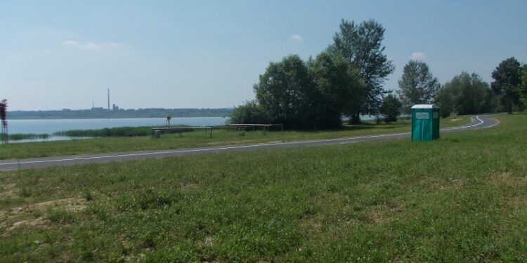 Tarnobrzeg. WC nad jeziorem.