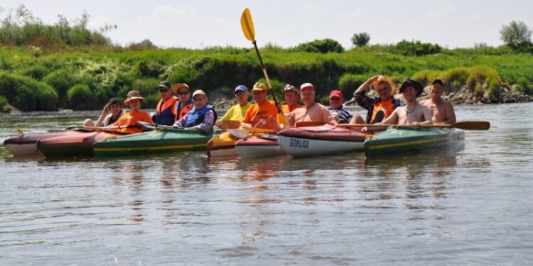 Tarnobrzeg. Chcesz aktywnie wypocząć? Weź udział  w kilkudniowym spływie kajakowym.